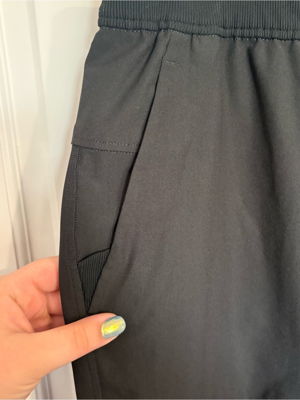 Lululemon Joggers Black Zipper back Pocket Drawstring Pockets Size Large - Picture 2 of 9
